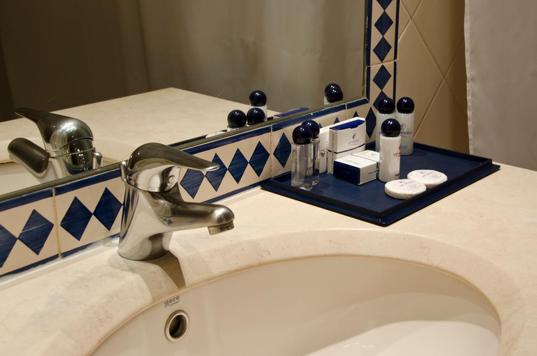 Bathroom 5, VIP Executive Eden Aparthotel, Lisbon