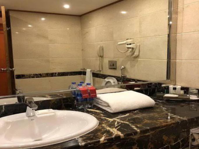 Bathroom 4, Hotel Grand Lahore, Lahore