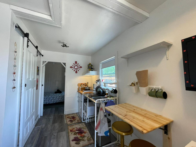 Others 5, Petite Guesthouse with Kitchenette and Private Bathroom, Kern