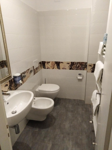 Bathroom 3, e gal, Ravenna