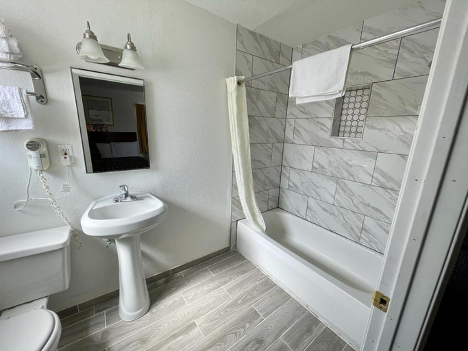 Bathroom 2, Desert Inn, Kern