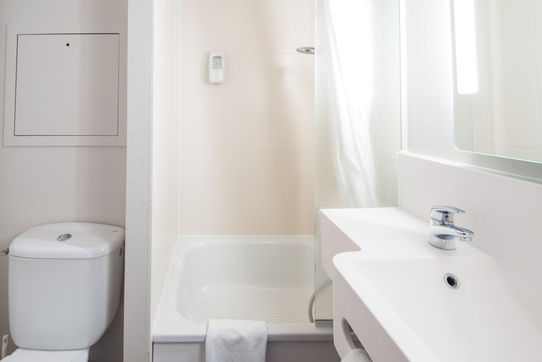 Bathroom 4, B&B HOTEL Freyming-Merlebach, Moselle
