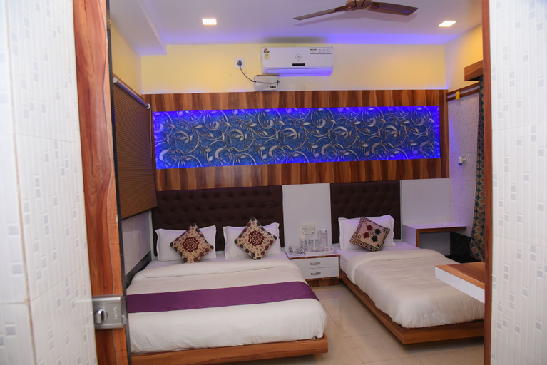 Bedroom 1, Hotel Royal Inn, Dakshina Kannada