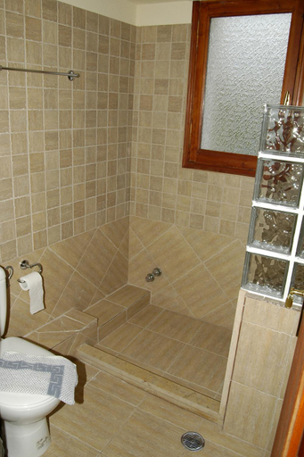 Bathroom 2, Filoxenia Studios, Central Greece