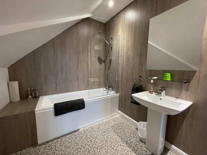 Bathroom 2, Cotswold Hare, Gloucestershire