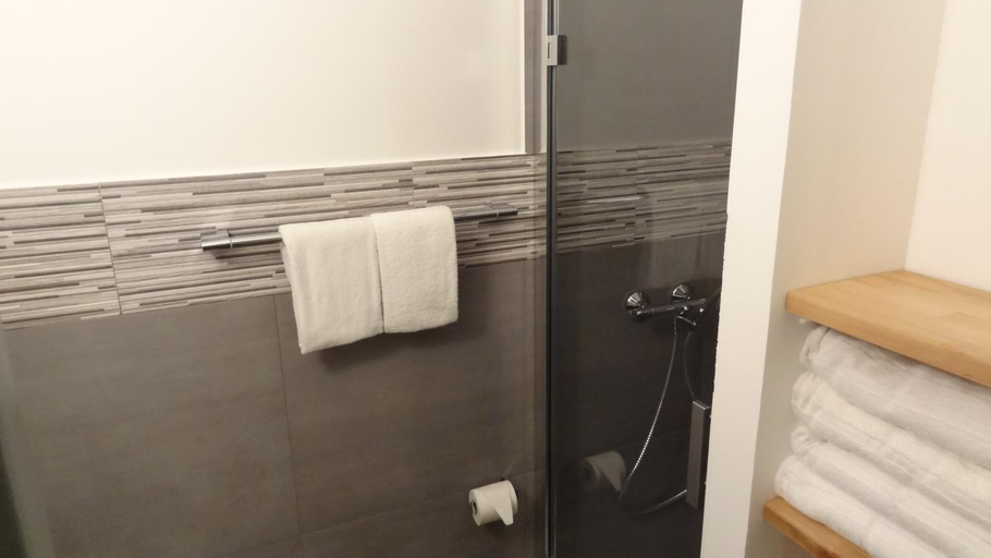 Bathroom 2, Appart'hotel Residella House Room & Kitchen Avignon Le Pontet, Vaucluse