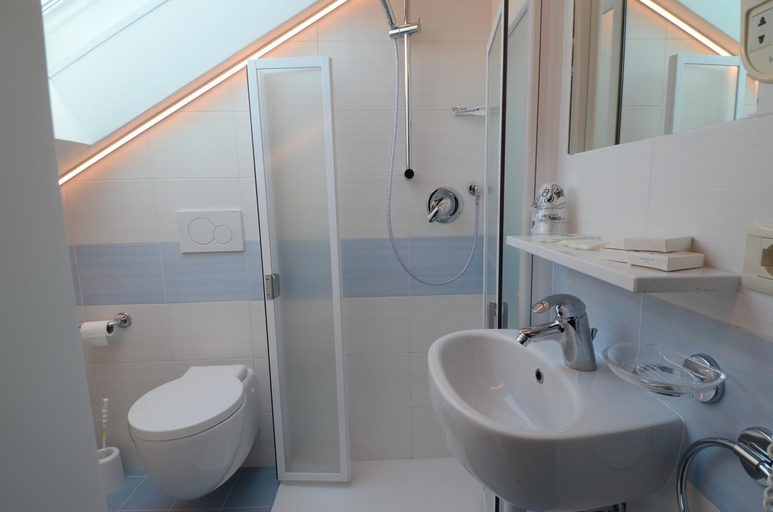 Bathroom 3, Hotel Mimosa, Udine
