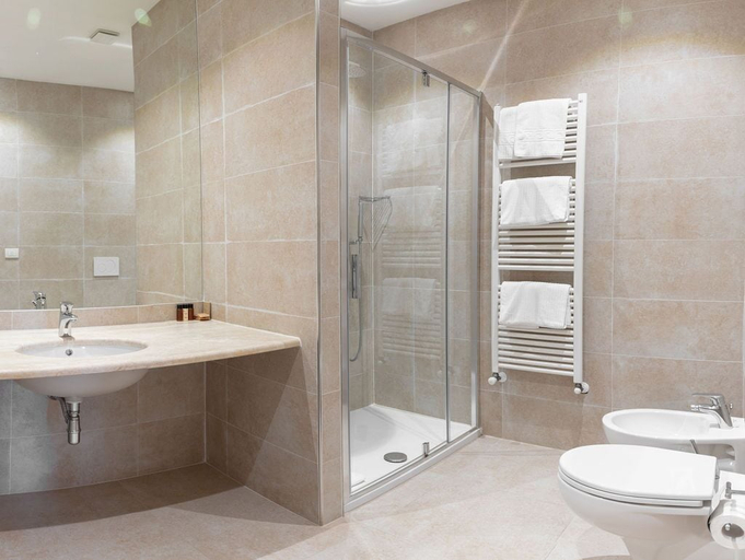 Bathroom 5, Hotel Il Castello, Florence