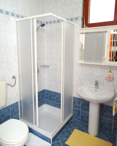 Bathroom, Oli - 20m From the Beach - 7 - R11, Crikvenica
