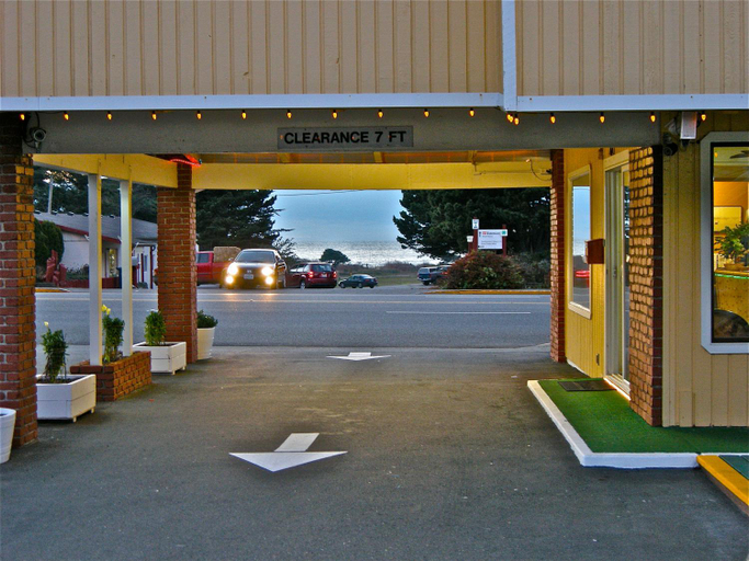 Others 4, Motel 101, Curry