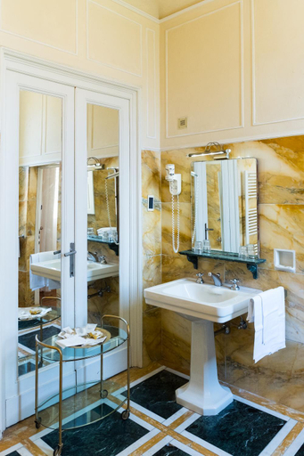 Bathroom 4, Principe, Florence