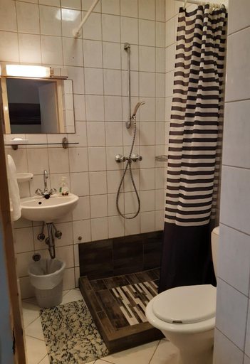 Bathroom 2, Berg Toboz Panzio, Pécs
