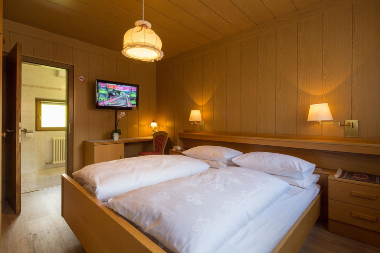 Bedroom 2, Pensione Haus Erica, Bolzano