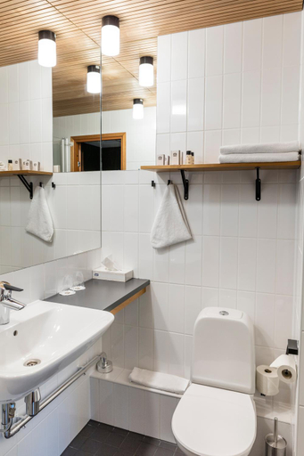 Bathroom 3, Hotel Rantapuisto, Uusimaa