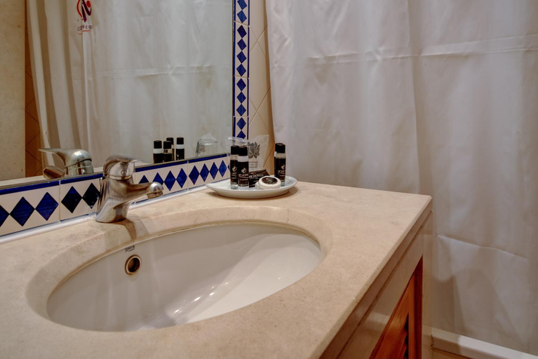 Bathroom 5, VIP Executive Eden Aparthotel, Lisbon