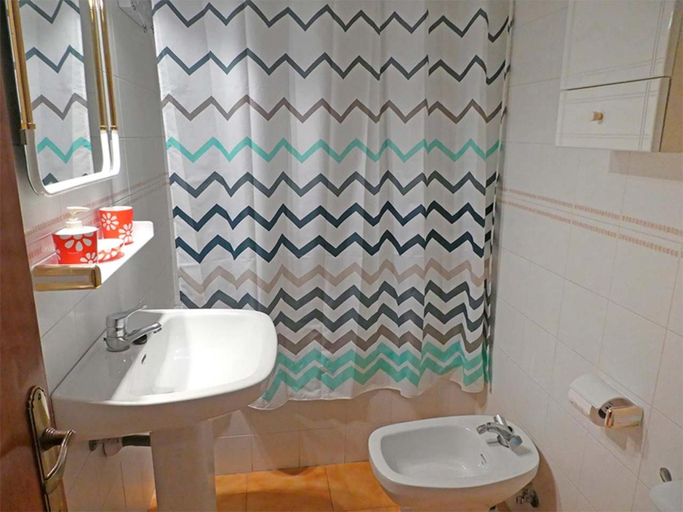Bathroom 2, Apartamentos Villanua 3000, Huesca