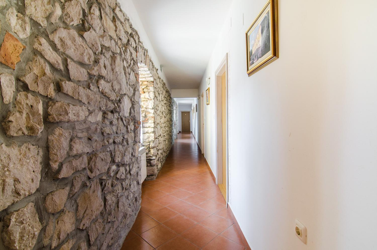 Others 3, Villa Calussovo, Labin