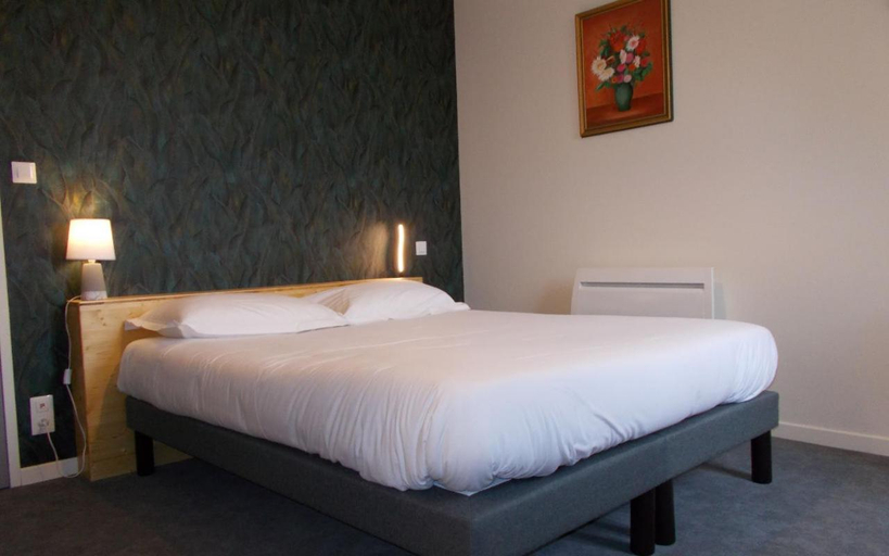 Bedroom 2, Logis Hotel de la Poste St Sauves, Puy-de-Dôme