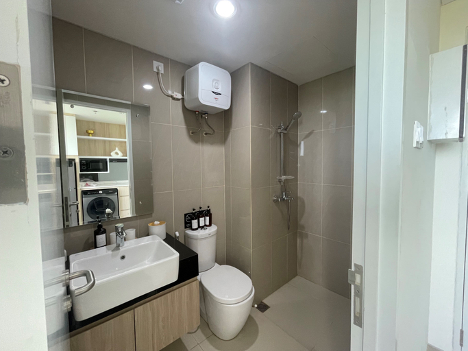 Bathroom, Sea View Apartment at Nuvasa Bay Kalani Tower in Nongsa Area, Batam