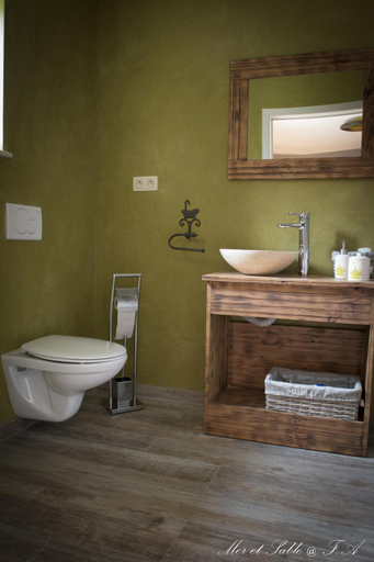 Bathroom 2, Mer et Sable, Hainaut