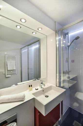 Bathroom 4, Hotel l'Amandier, Hauts-de-Seine