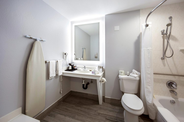 Bathroom, Red Lion Inn and Suites Grants Pass, Josephine