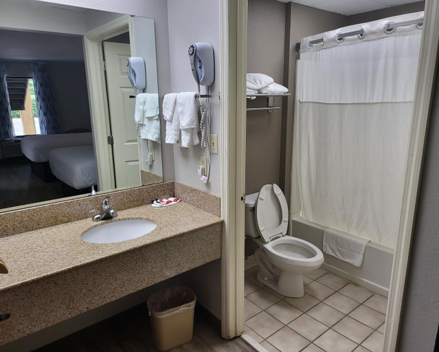 Bathroom 4, Days Inn by Wyndham Biscoe, Montgomery