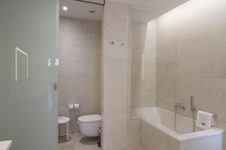 Bathroom 5, Suitopia - Sol y Mar Suites Hotel, Alicante