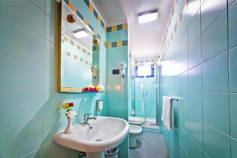 Bathroom 4, Albergo Athenaeum, Palermo
