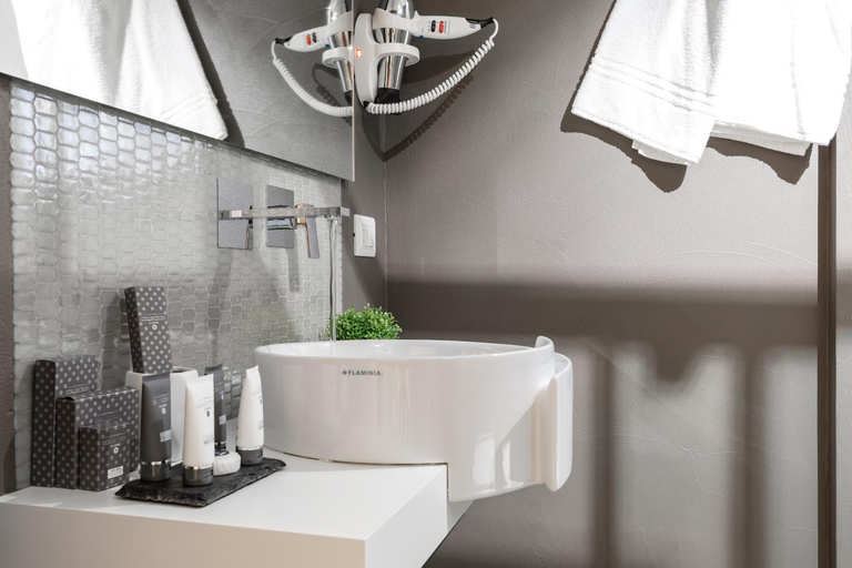 Bathroom 4, A World Aparts - Barberini Boutique Hotel, Roma