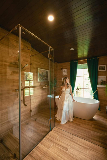 Bathroom 2, Pine Village, K. Mae On
