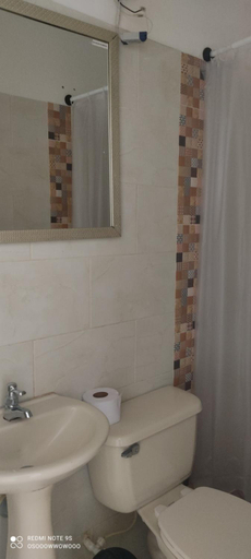 Bathroom, Home to Go Hostal apartamentos, Santiago de Cali