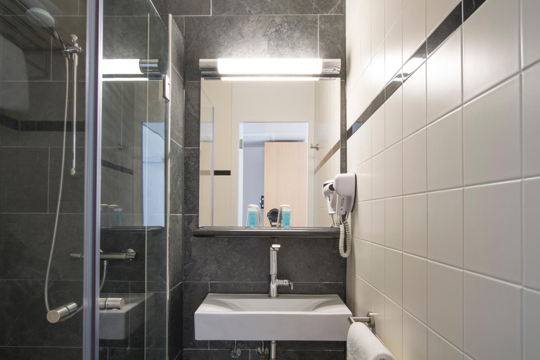 Bathroom 5, Bastion Hotel Leiden Oegstgeest, Oegstgeest