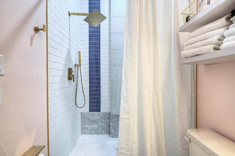 Bathroom 3, Rm 10 Oleander Walk to Cruise Port & Strand, Galveston