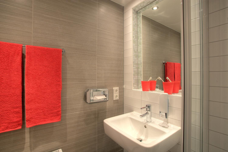 Bathroom 5, MEININGER Hotel Berlin Hauptbahnhof, Berlin