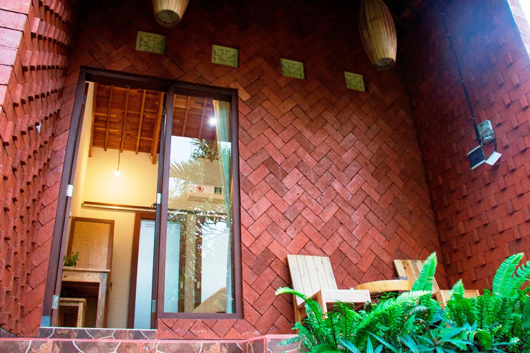 Exterior 3