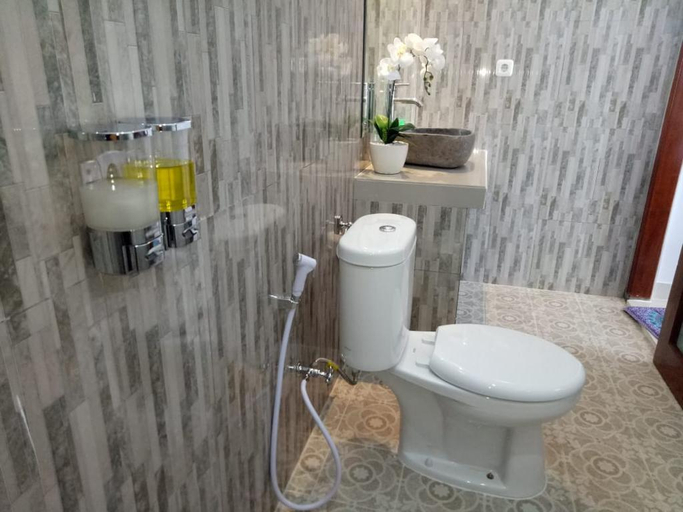 Bathroom, Suryadina Guest House, Gianyar