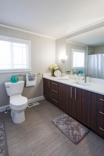 Bathroom 2, Beach Drive Suites, Clatsop