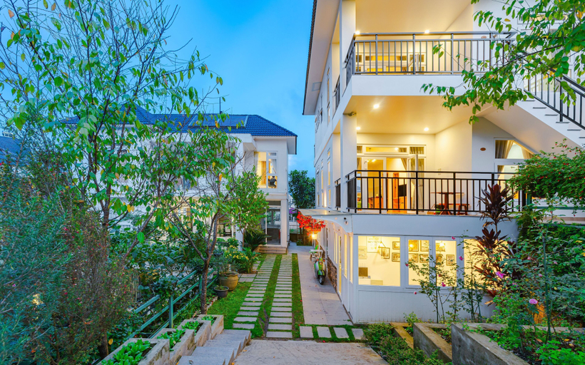 Exterior & Views