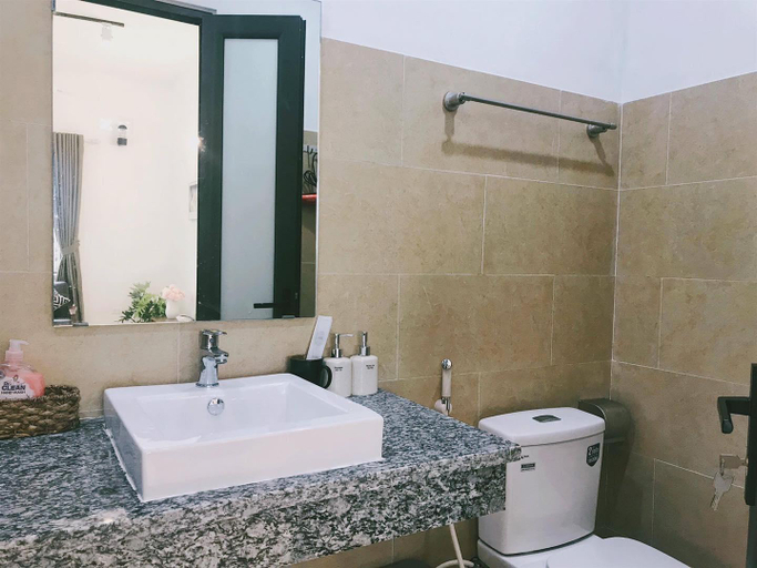 Bathroom, Villa view hồ, bể bơi chung cách Hà Nội 40km, Ba Vi