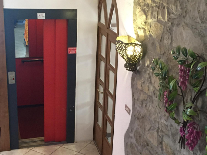 Others 3, Albergo Elisa, Massa Carrara