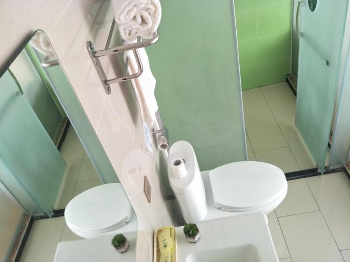 Bathroom 3, GreenTree Inn Shangqiu Liangyuan District Railway Station Express Hotel, Shangqiu
