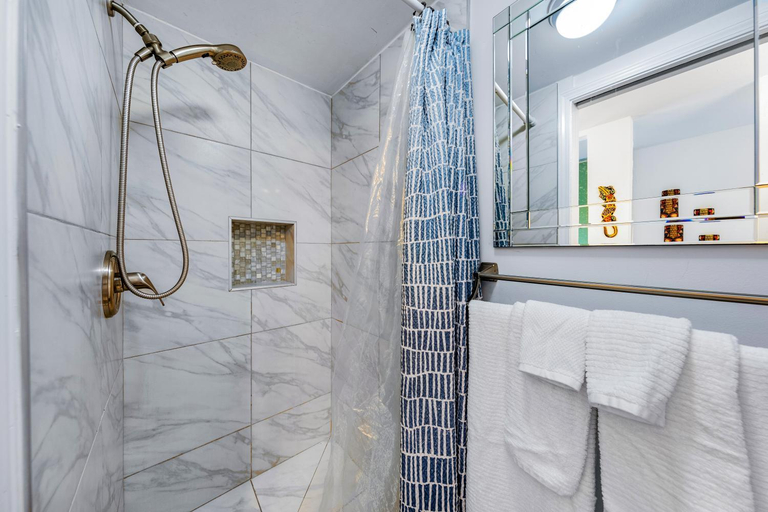 Bathroom 2, Kona Islander Inn - Prime Downtown Location with Hot Tub, Pool & Beach, Hawaii