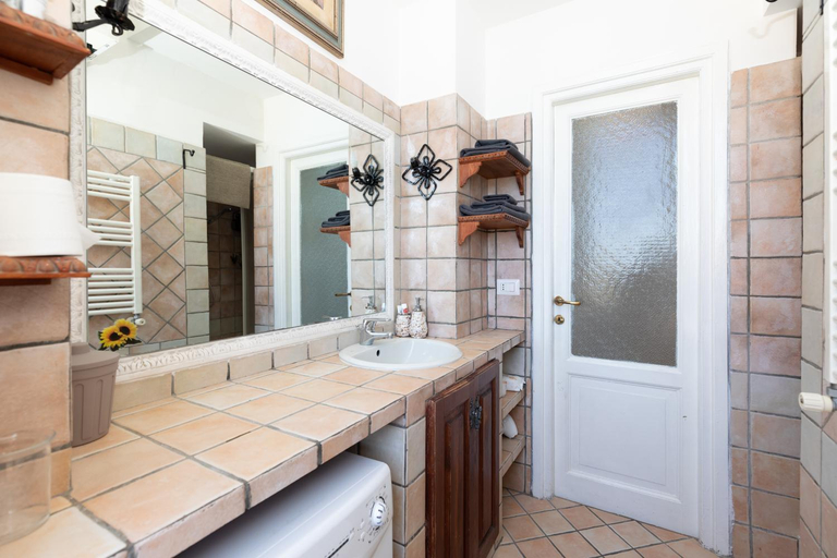 Bathroom 3, Anco Marzio House, Roma
