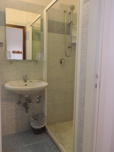 Bathroom 2, Hotel Liliana, Rimini