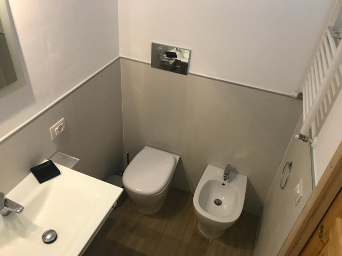 Bathroom 2, Decadracma rooms, Syracuse
