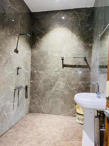 Bathroom 2, Goroomgo Yuvraj Residency Amritsar, Amritsar