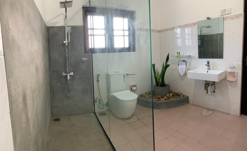 Bathroom 4, Indra Manel Family Holiday Resort, Medadumbara