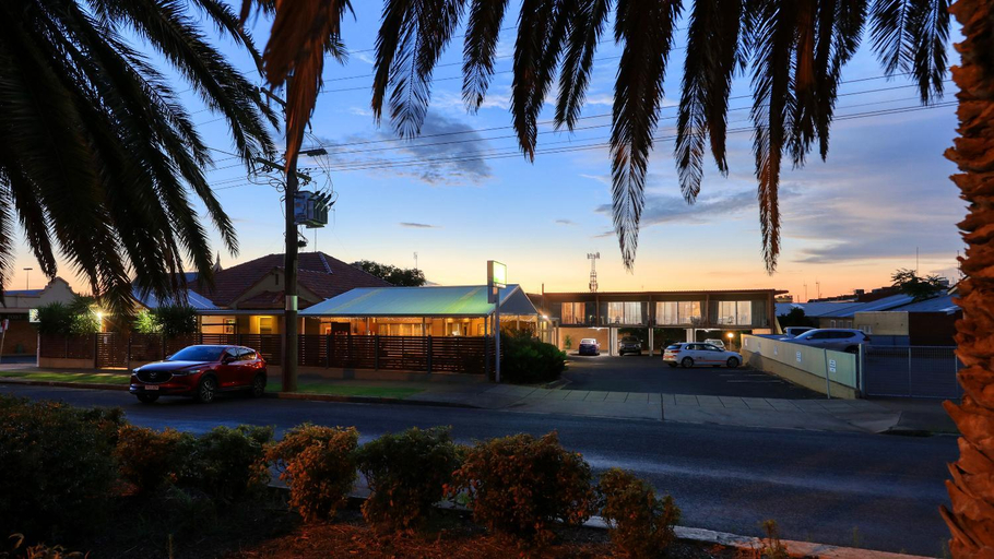 Others 4, Court Street Motel, Parkes
