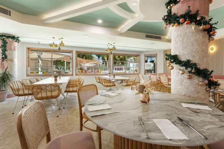 Food & Drinks 4, Ocean International, Mackay - Pt A